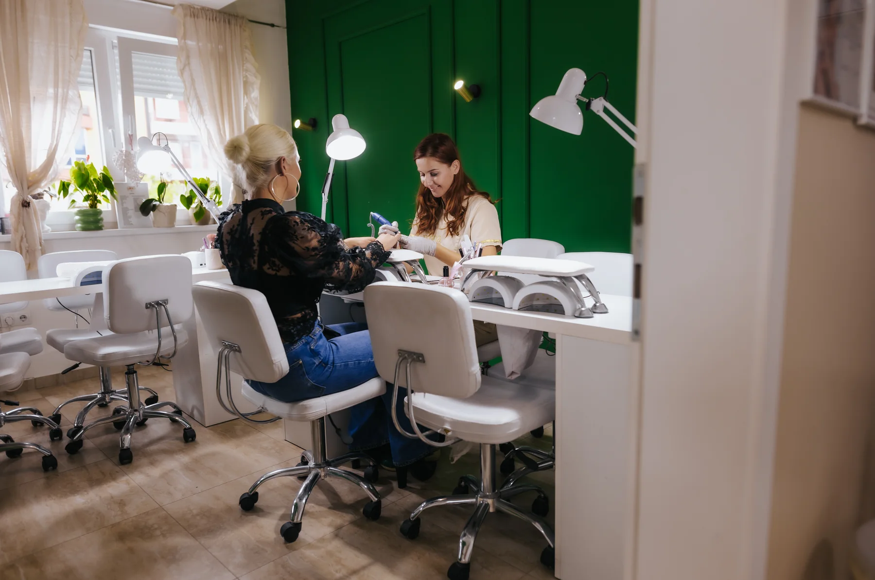 Salon za njegu noktiju u Mina studiju